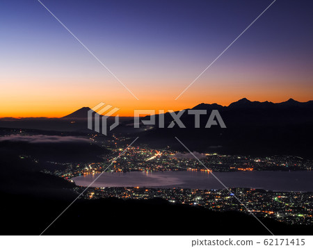 Mount Fuji at dawn seen from high bocce 62171415