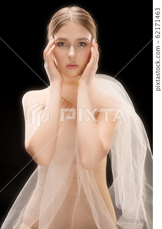 Pretty woman in bra and white veil cropped shot 62171463