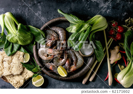 Raw prawns shrimp Raw prawns shrimp 62171602