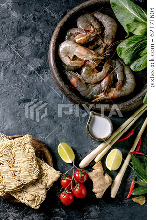 Raw prawns shrimp Raw prawns shrimp 62171603