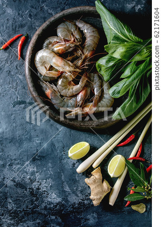 Raw prawns shrimp 62171604