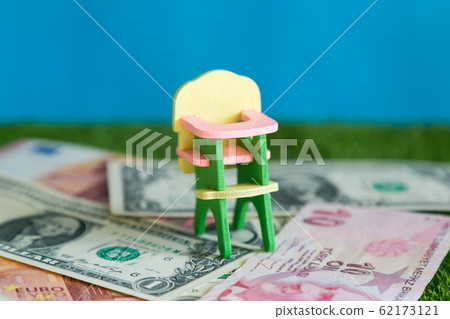 A chair for feeding children costs money. 62173121