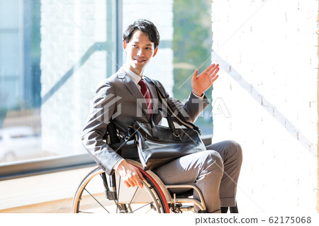 輪椅男子參加業務 62175068