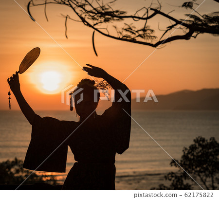 Silhouette of Japanese Geisha in kimono with fan 62175822