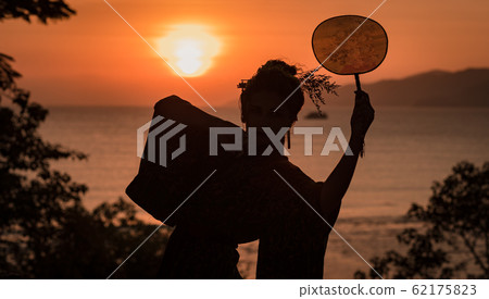 Silhouette of Japanese Geisha in kimono with fan Silhouette of Japanese Geisha in kimono with fan 62175823