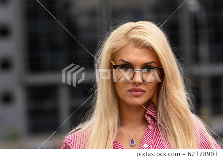 Young Blond Business Woman close up portrait Young Blond Business Woman close up portrait 62178901