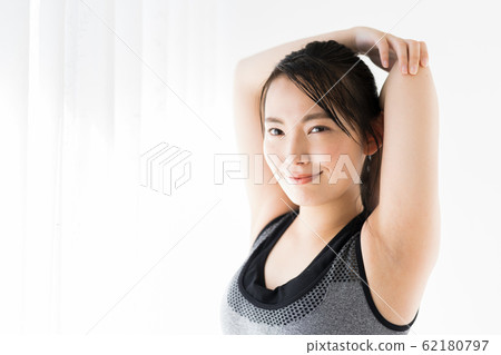 年輕女子（健身，白色背景，鍛煉，伸展 62180797
