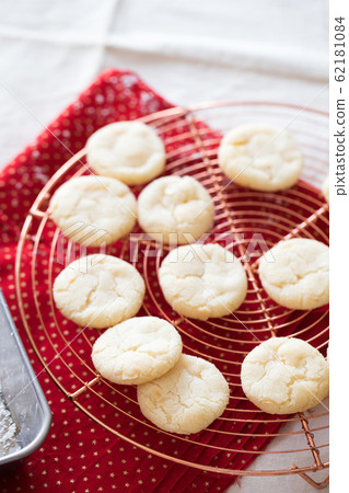 How to make white cookies 62181084