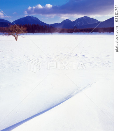 Tornado dances on the snowy field of Odashirogahara in the middle of winter 62181744