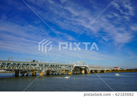 長鐵路橋和荒川上空的船 62183082