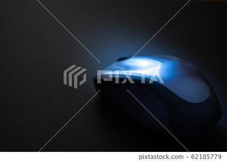 電腦鼠標黑色背景 62185779