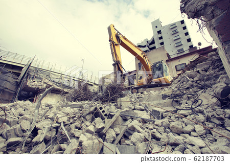 挖掘機拆除城市建築工地 62187703