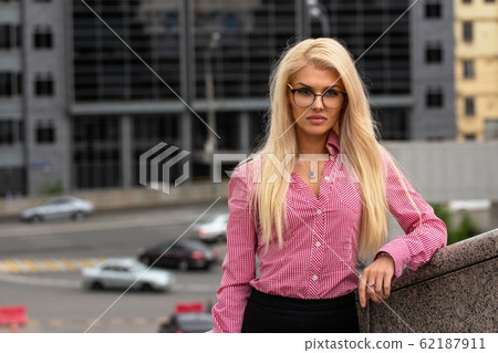 Young Blond Business Woman close up portrait Young Blond Business Woman close up portrait 62187911