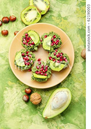 Cupcake with avocado cream. 62190003