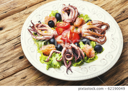 Salad with squid and seafood 62190049