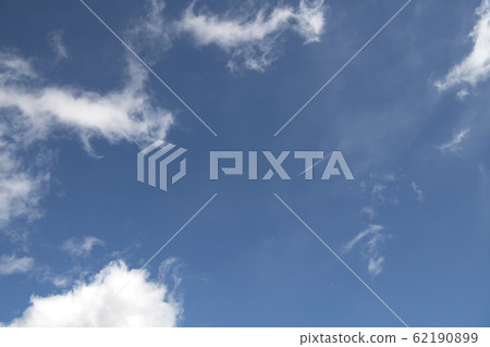 Contrails and clouds flowing in the blue sky Contrails and clouds flowing in the blue sky 62190899