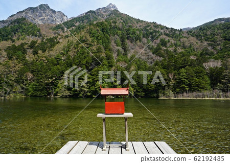 Kamikochi Hotaka Okumiya Myojin Pond and Boat 62192485