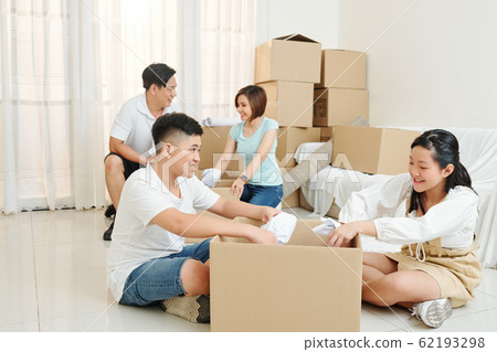 Family packing belongings 62193298