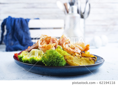 shrimps with vegetables 62194118