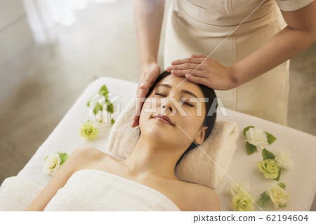 Young woman esthetic 62194604
