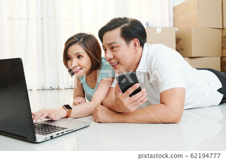 Couple ordering movers online 62194777