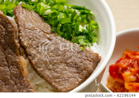 Up of ribs with ribs (use of domestic beef and upper ribs). In the back of the photo is a Chinese cabbage kimchi. Up of ribs with ribs (use of domestic beef and upper ribs). In the back of the photo is a Chinese cabbage kimchi. 62196144