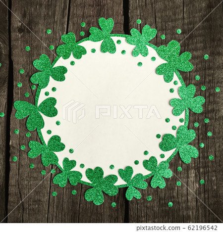 Round frame of shiny shamrocks and confetti. St. Round frame of shiny shamrocks and confetti. St. 62196542