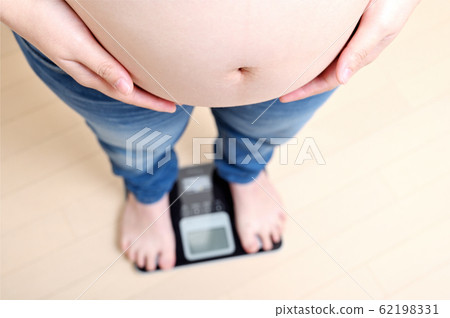 Pregnant women, diet, weight scale 62198331