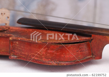 Broken antique red violin for restoration with damage 62199752