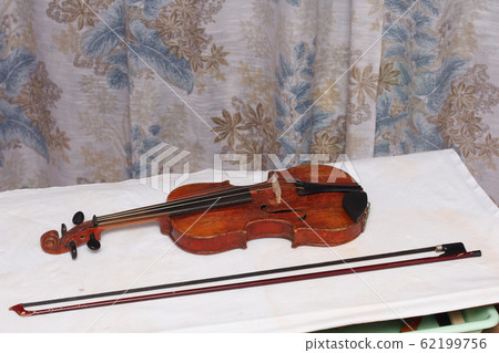 Broken antique red violin for restoration with damage 62199756