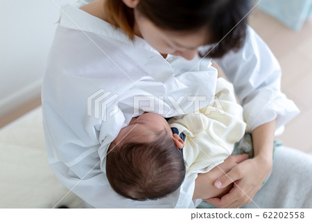 Baby feeding 62202558