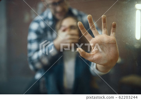 Maniac kidnapper smothers his doomed hostage 62203244