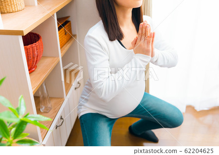 孕婦做下蹲肌肉訓練瑜伽下蹲姿勢 孕婦做下蹲肌肉訓練瑜伽下蹲姿勢 62204625