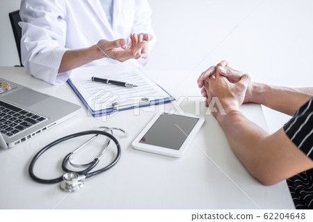 Doctor presenting report of diagnosis, symptom of Doctor presenting report of diagnosis, symptom of 62204648