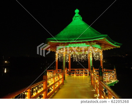 在一個照亮的池塘上的小屋 62205268