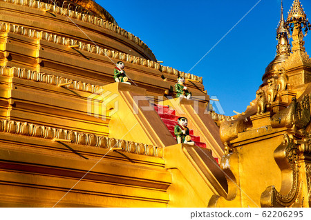 The White stupa temple of Kuthodaw in Mandalay, Myanmar, former Burma 62206295