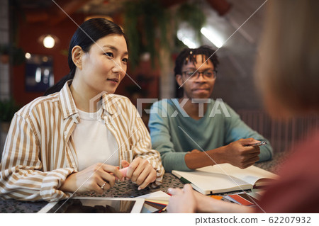 Asian Businesswoman in Cafe Meeting 62207932