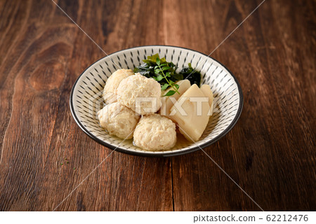 裙帶菜與健康的肉餃子一起煮 裙帶菜與健康的肉餃子一起煮 62212476