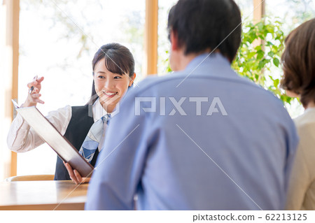 Business woman, couple, consultation, living 62213125
