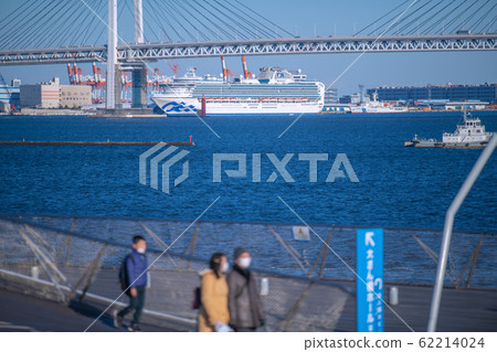 Yokohama cityscape in Japan: A new type of coronavirus overlooks a cruise ship from Osanbashi. Walker on board = Sunday afternoon, 9th Yokohama cityscape in Japan: A new type of coronavirus overlooks a cruise ship from Osanbashi. Walker on board = Sunday afternoon, 9th 62214024