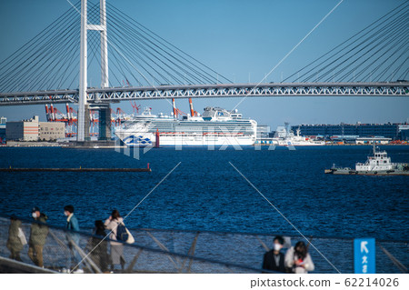 日本橫濱的城市景觀:一種新型的冠狀病毒可以俯瞰Osanbashi的一艘遊輪。機上的助行器= 9日星期天下午 日本橫濱的城市景觀:一種新型的冠狀病毒可以俯瞰Osanbashi的一艘遊輪。機上的助行器= 9日星期天下午 62214026