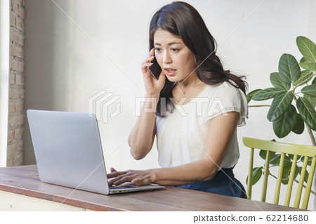 女人被郵件驚訝 女人被郵件驚訝 62214680