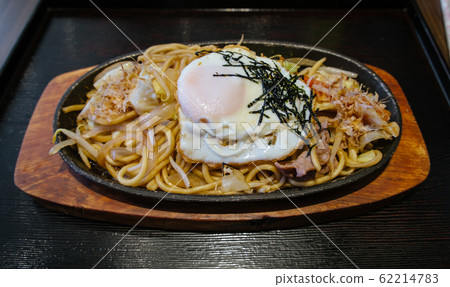 Low sodium stir fried yakisoba with egg pork and vegetable 62214783