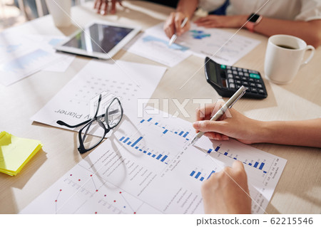 Female entrepreneur working with chart 62215546