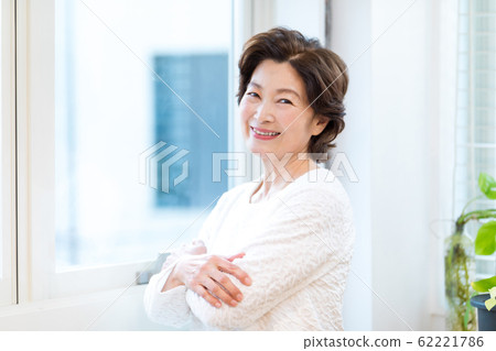 Beautiful senior woman 62221786