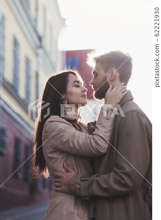 couple in love in the city 62221930