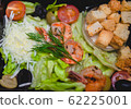 Caesar salad with shrimp in lunchbox 62225001