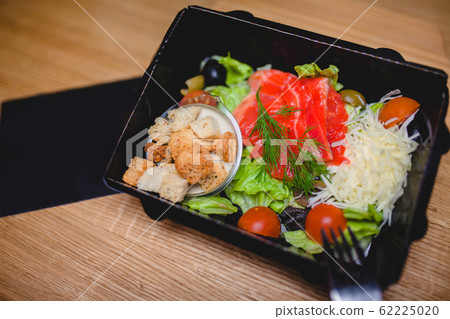 Caesar salad with red fish, crackers, tomatoes and cheese 62225020
