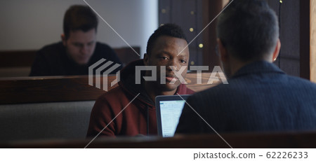 Businessman talking with client in cafe 62226233