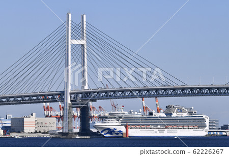 日本的橫濱城市景觀一種新的冠狀病毒，大國碼頭遊輪。甲板上的很多人= 9日下午 62226267